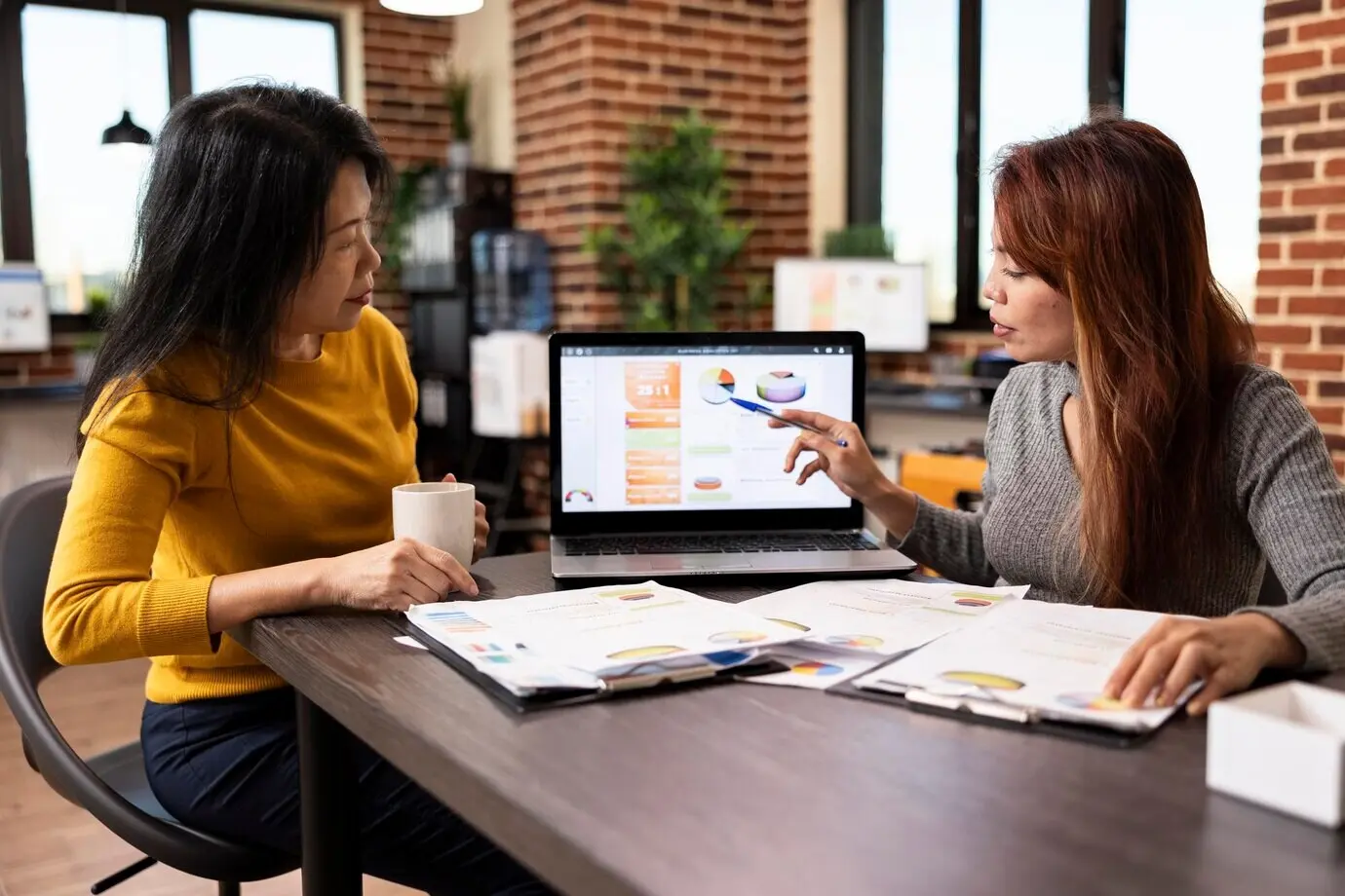 Бизнес-консультант беседует с клиентом