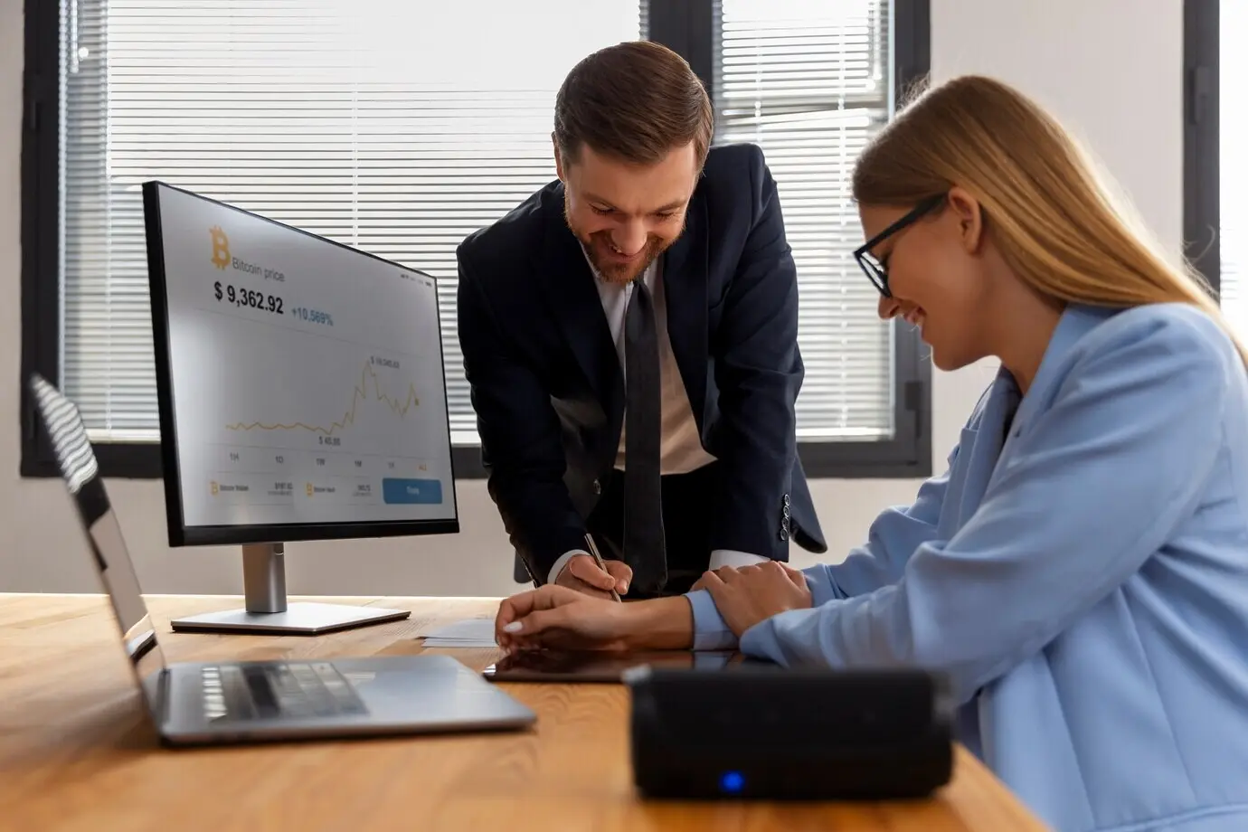 Человек просматривает финансовые графики.