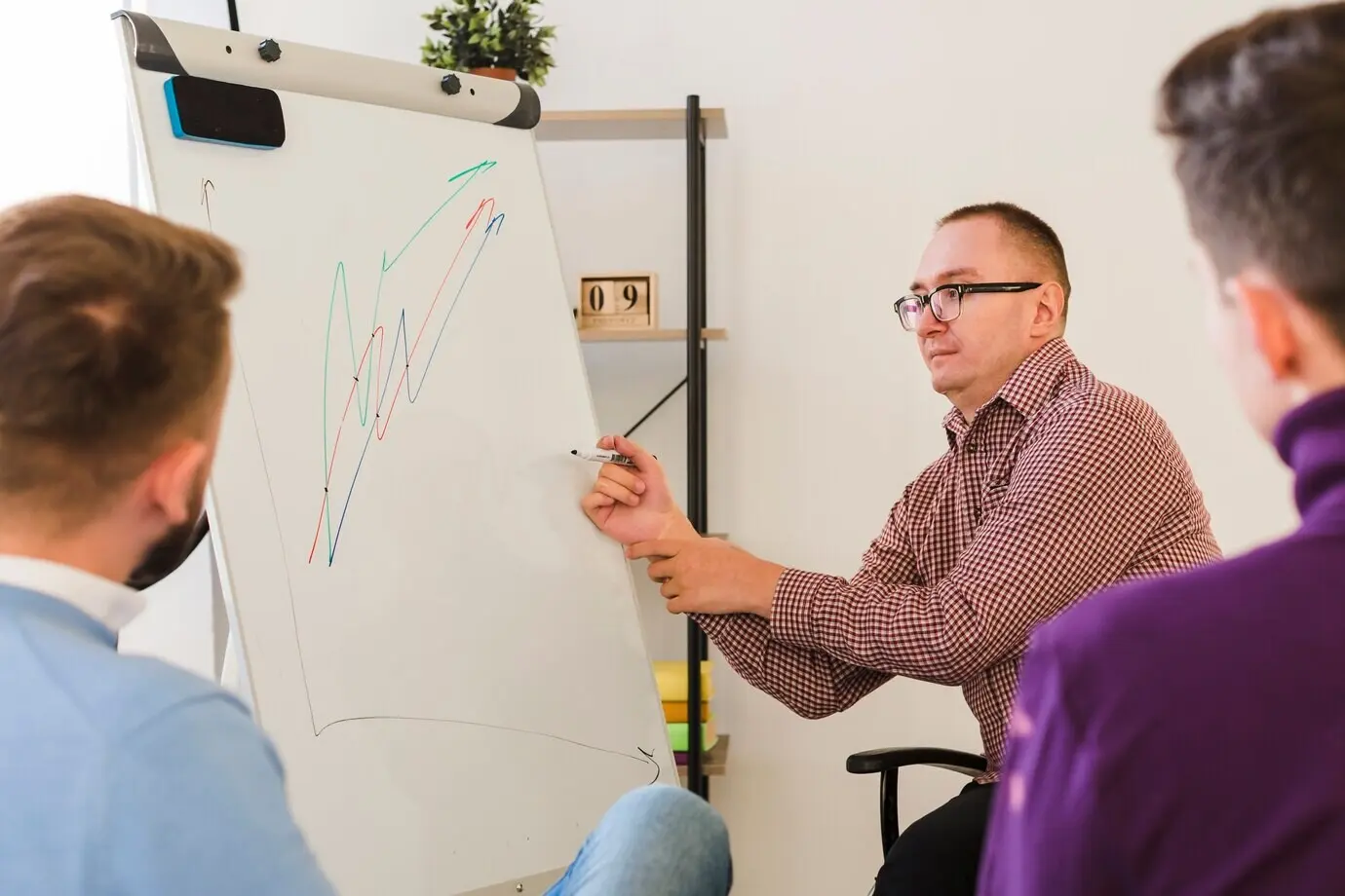 Сотрудник с инвалидностью представляет проект коллегам.